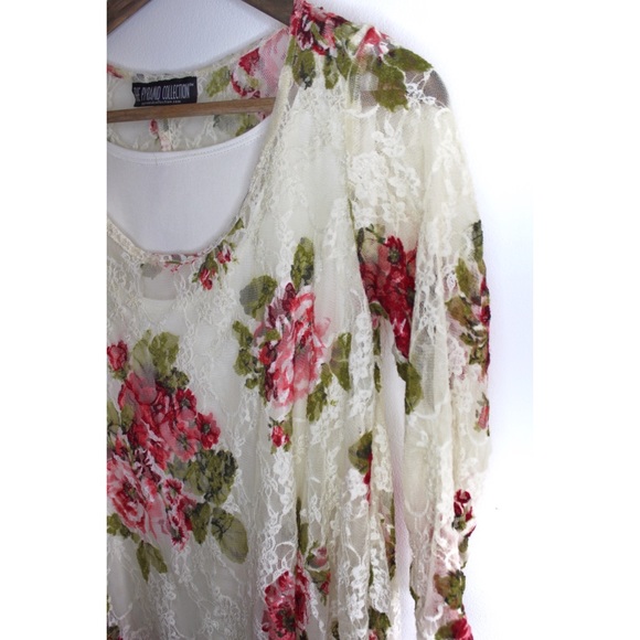 The Pyramid Collection Layered Floral Feminine Semi Sheer Top Medium - Picture 4 of 11